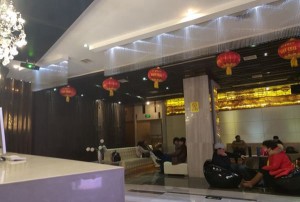 杭州KTV服务员入职费用揭秘：服装费是否需要自行承担？
