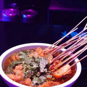 杭州富阳区万市镇附近酒吧招聘女服务生,上班需要喝酒吗？