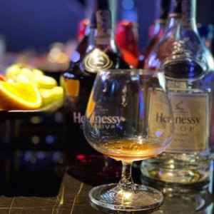 杭州富阳区场口镇附近ktv招聘女服务生,有学历要求吗？