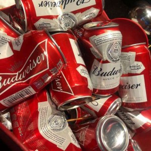 杭州男子KTV聚会，带酒助兴嗨翻天