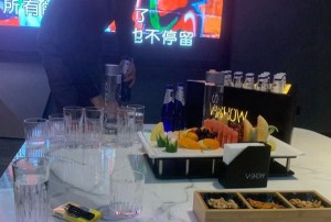 杭州萧山区北干街道附近酒吧招聘女服务员,是当天上班当天发薪吗？