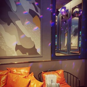 杭州豪华的酒吧招聘包厢陪唱,安排住宿吗